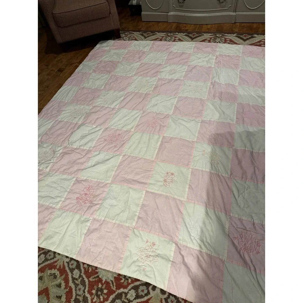 Handmade‎ Patchwork Quilt Twin/Full Pink White Floral Hand Embroidered Vintage